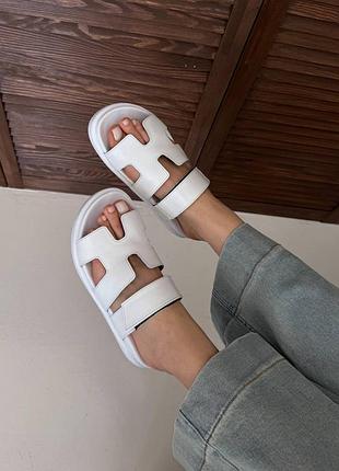 Белые кожаные шлепанцы слайдеры