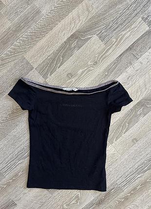 Футболка з відкритими плечима