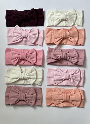 Повʼязки на голову дівчаткам універсальні.