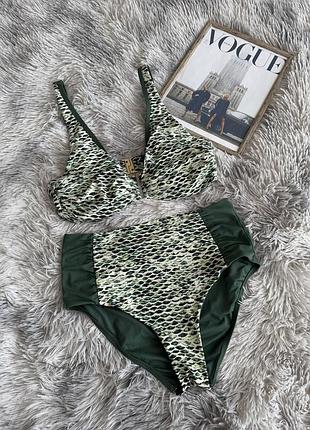 Гарний купальник високі плавки