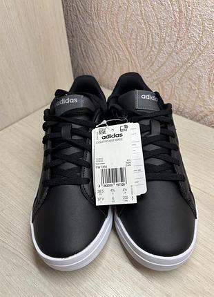 Кроссовки adidas.