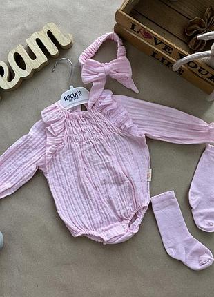 Боді на дівчинку з повʼязкою і шкарпетками рожевий бодік