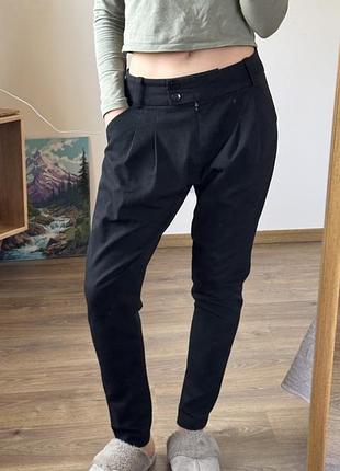 Брюки чорні жіночі.