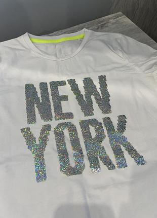 Футболка з яскравим написом