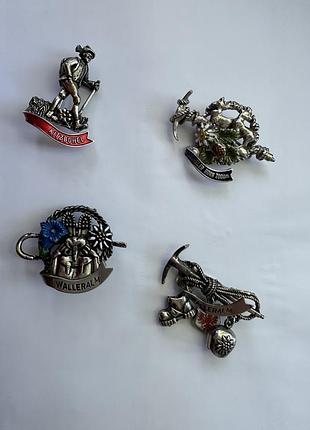 Значки брош