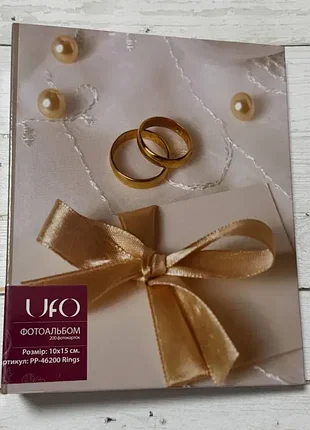 Фотоальбом для 200 фотографий размером 10*15 см с файлами и картонной обложкой.