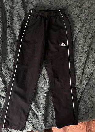 Спортивні легенькі штани adidas