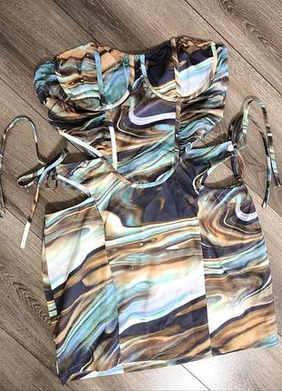 Платье с принтом, бренд prettylittlething