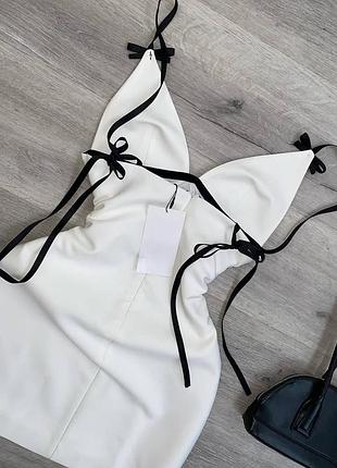 Жіноча біла міні сукня нарядна на бретелях з бантиками