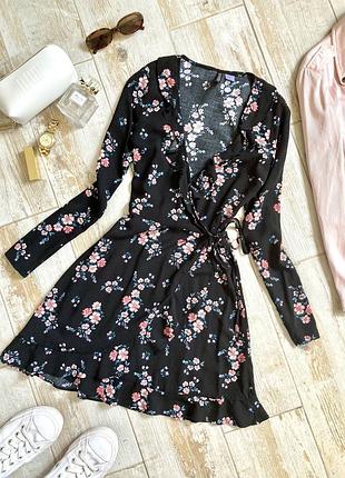 Чорна квіткова сукня на запах h&m з глибоким декольте