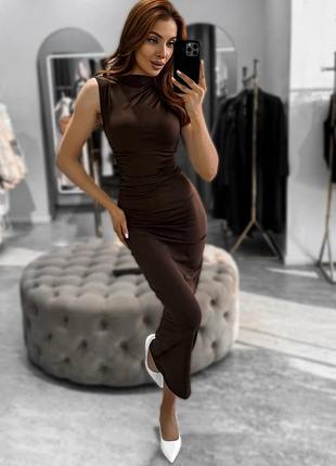 Жіноча шоколадна облягаюча сукня максі зі складками