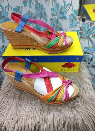 Яркие кожаные женские босоножки