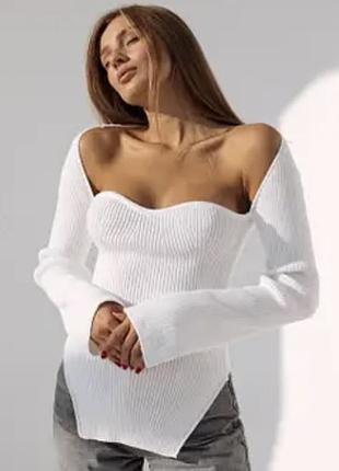 Вʼязана кофтинка з глибоким декольте