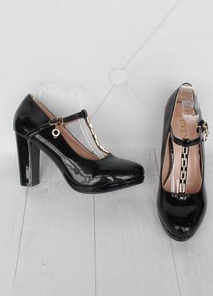 Чорні лаковані туфлі 40 розміру