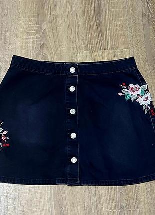Джинсовая юбка с вышивкой
на гудзиках