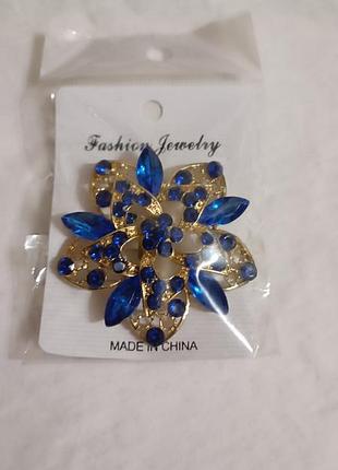 Красивая брошь