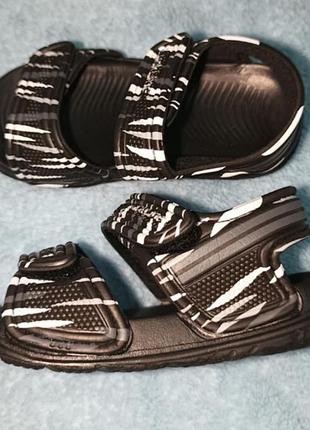 Дуже легенькі і зручні босоніжки. добре фіксуються на ніжці липучками.