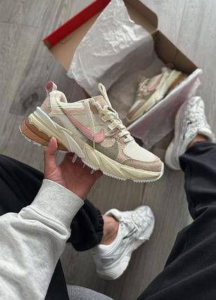 Женские кроссовки nike v2k runtek one pink green найк бежевого с розовым и зеленым цветами