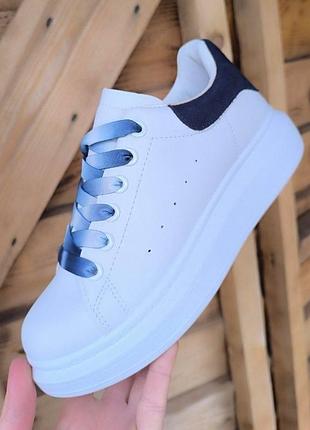 Жіночі білі кросівки на товстій підошві маквіни