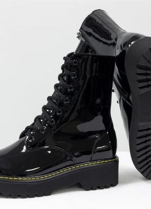 Шкіряні чорні лакові черевики-берці на бежевій підошві,осінь-зима5 фото
