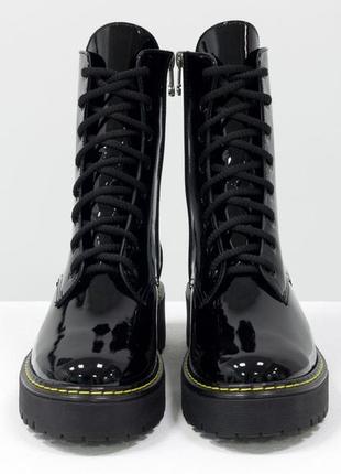 Шкіряні чорні лакові черевики-берці на бежевій підошві,осінь-зима3 фото