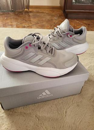 Женские кроссовки adidas.
