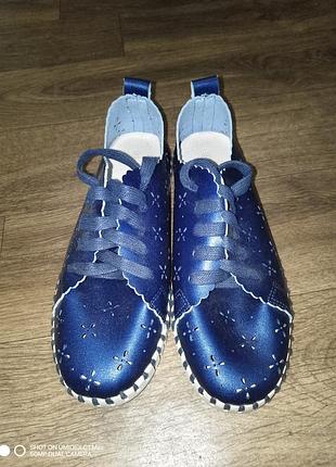 Кроссовки перфорация 33 размер 22 см