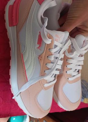 Кроссовки женские