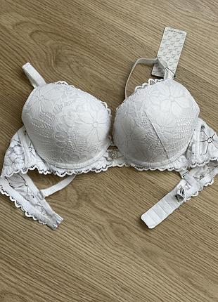 Мереживний бюстгальтер на невеликому пуш ап