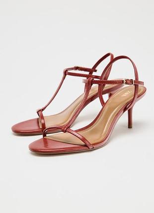 Босоніжки на підборах із ремінцями zara