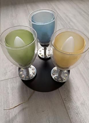 Люстра відмінний стан на 3 плафони, можна як в прямому положенні так і розвертати