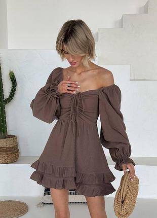 Муслиновое платье коричневая короткая мини с длинными широкими рукавами приталенная клеш из декольте