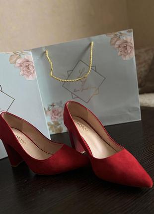 Жіночі туфлі червоного кольору  38 р. в чудовому стані були в використанні один раз)