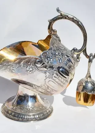 Красавица-сахарница в форме зольника.