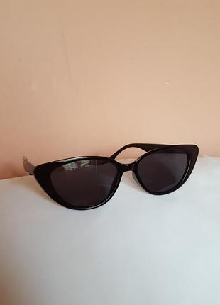 Черные женские солнцезащитные очки (есть милый дефект)