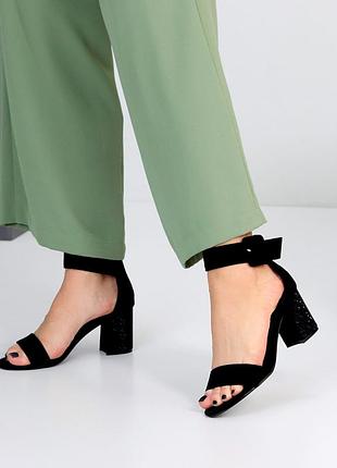 Жіночі нарядні чорні замшеві босоніжки на товстих підборах із закритою п'ятою на ремінцях підбори в