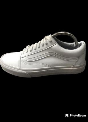 Жіночі шкіряні кросівки