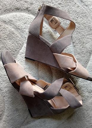 Оригинальные босоножки на танкетке замш clarks размер 41 40