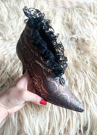 Marley of london designs вінтажні вишукані ексклюзивні ботильйони з мереживом. натуральна шкіра під пітона. англія