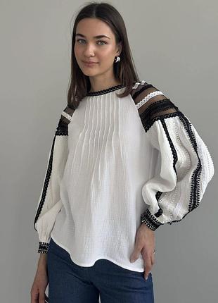 Блуза женская молочная с вышивкой