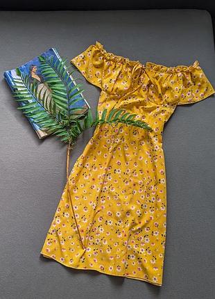 Летнее короткое платье в цветочный принт с открытыми плечами