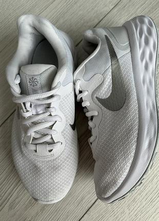 Кросівки жіночі nike білого кольору 37р. довжина устілки 23,5 маломірять