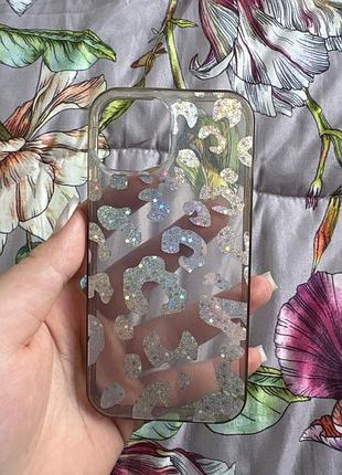 Накладка на айфон 15 з дефектів трішки пожовтілі   стінки інших дефектів не має