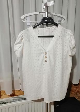 Блуза из легкой ткани эффект прошвы имеет аромат секонда все бирки срезаны