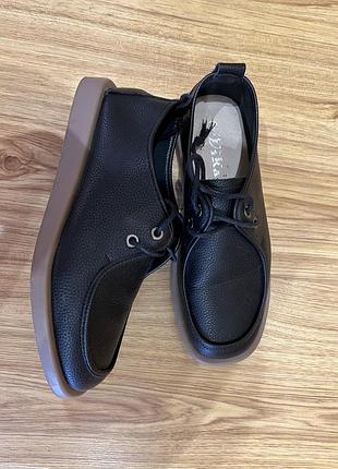 Кросівки кожані.