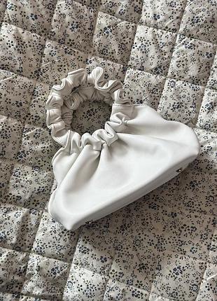 Біла маленька сумка