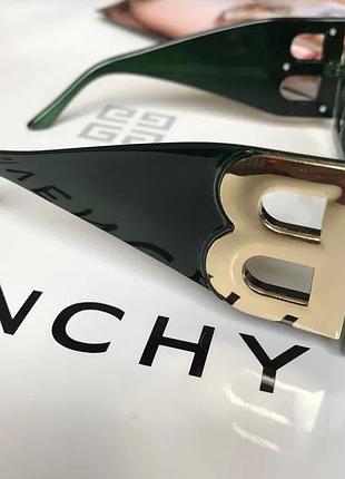 Стильные трендовые солнцезащитные очки с золотой буквой