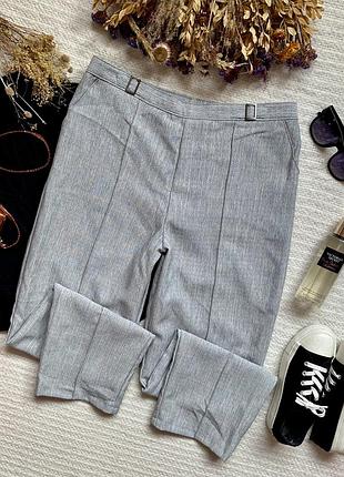 Классические базовые зауженные брюки с высокой талией резинкой в поясе и кантами серого цвета