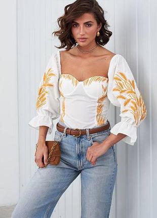 Романтичная блузка-топ с вышивкой