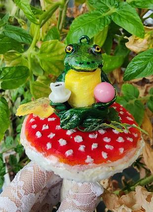 Лягушки на грибах - ватные елочные украшения